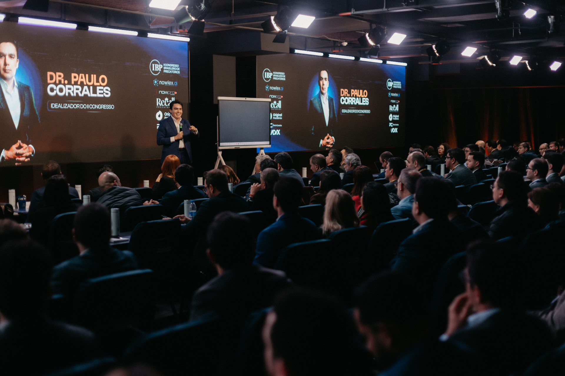 Executivos em networking no Business Lounge